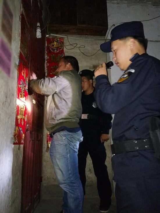 防城港粗心妈妈误将幼女锁家中 